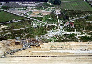Luftbildaufnahme: Am Tagebaurand der devastierte Ort Horno.