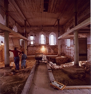 Blick in die Wolkenberger Kirche während der Grabungsarbeiten.